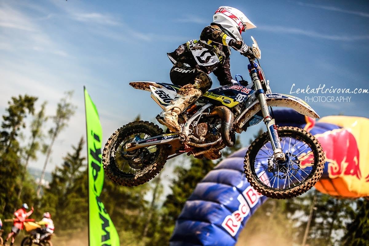 Ben bei einem Sprung auf der Motocross-Strecke